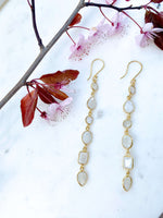 Boucles d'oreilles pendantes Olympe - Pierre de lune - Boucles longue pour mariage et célébrations - Bijoux pierre naturelle blanche