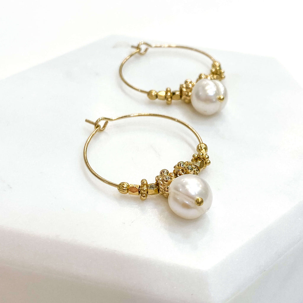 Boucles D'oreilles Doré Avec Perle Blanche Nacré - Anneaux à Clou, Occasion, Style Boutique