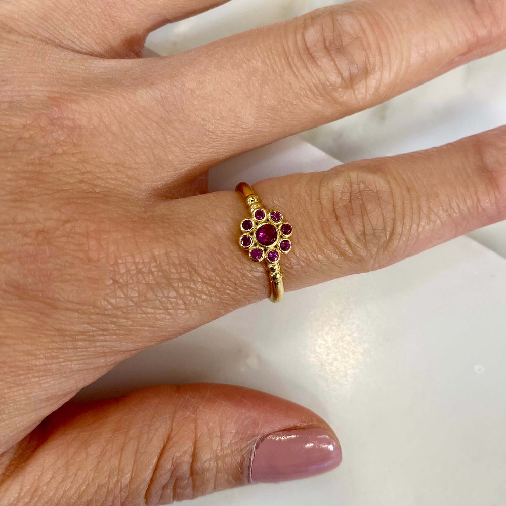 Bague mini daisy fleur , zircons fushia , virginie Berman, créateur français 