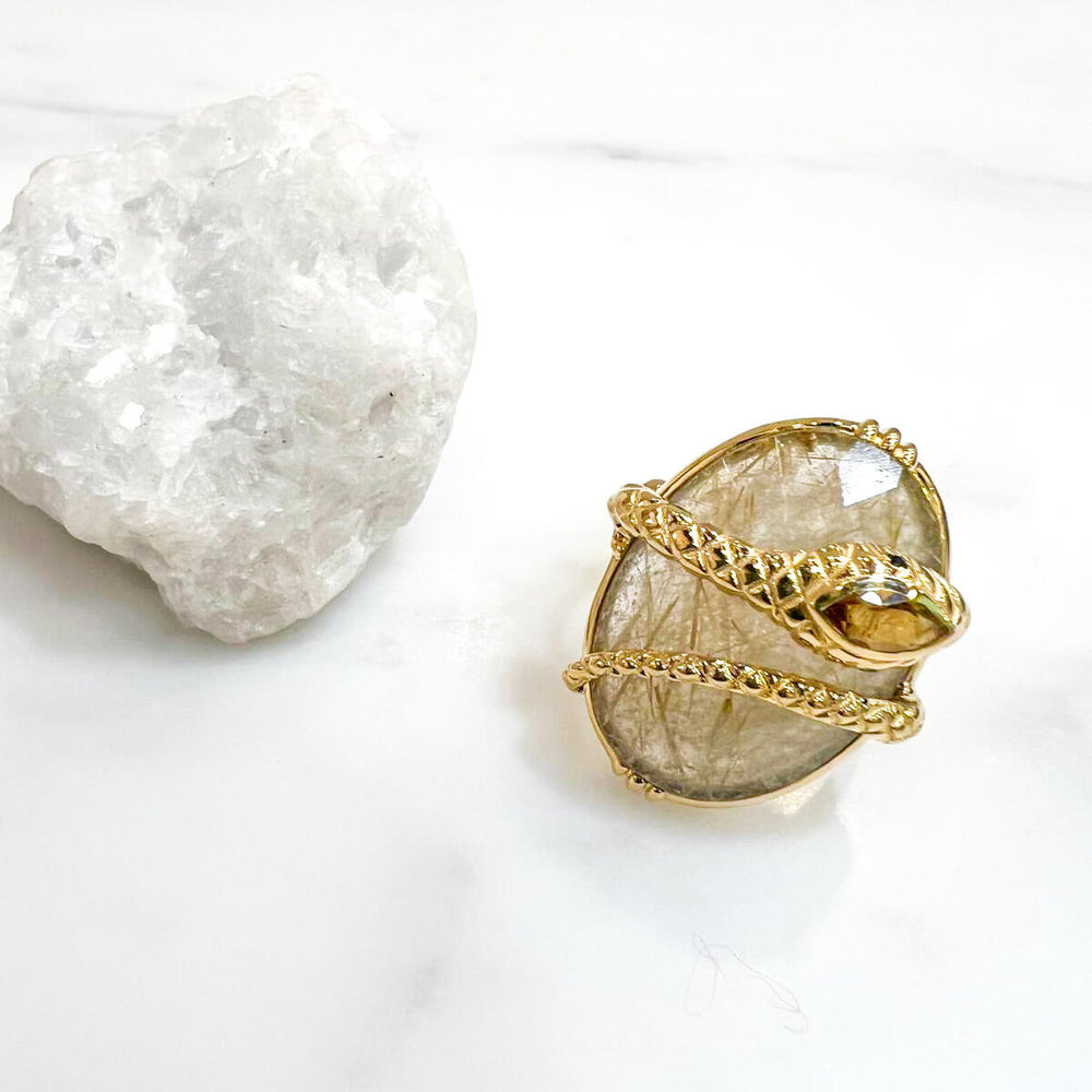 Au fil de Lo - Bague serpent enroulé sur grande pierre ovale - Quartz rutilé - BIJOUX CRÉATEURS - BOBART PARIS