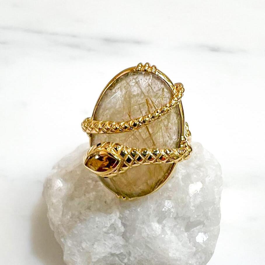 Au fil de Lo - Bague serpent enroulé sur grande pierre ovale - Quartz rutilé