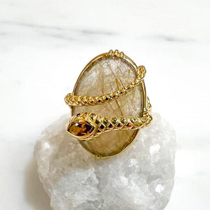 Au fil de Lo - Bague serpent enroulé sur grande pierre ovale - Quartz rutilé