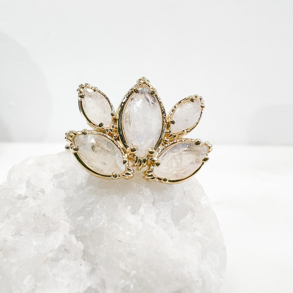 Bague “Lotus Boréal” – Labradorite Blanche  Plaqué Or