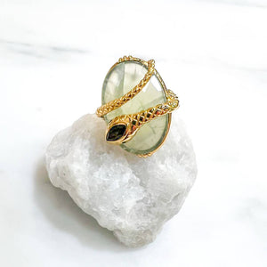 Bague pierre ovale prehnite et serpent enroulé  - Au fil de Lo - Bijoux BObart Paris