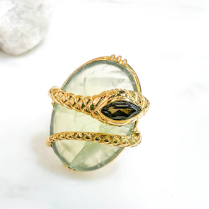 Bague pierre ovale prehnite et serpent enroulé  - Au fil de Lo - Bijoux BObart Paris