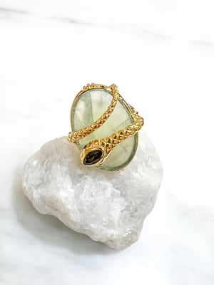 Bague pierre ovale prehnite et serpent enroulé  - Au fil de Lo - Bijoux Bobart Paris