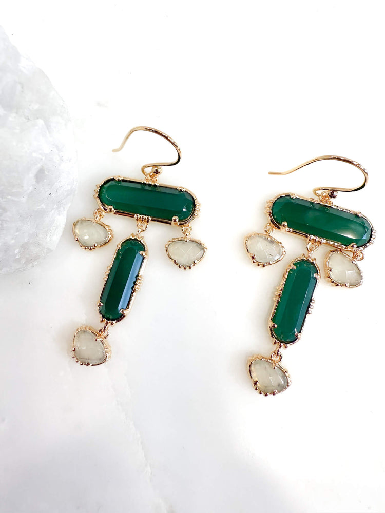 Boucles d'oreilles Chandelier - Onyx verte et Labradorite blanche - bijoux createur - bijoux francais -French design - 小众品牌 - made in France - made in Paris -oucles d’oreilles plaqué or, bijoux pierres naturelles, onyx verte, prehnite, bijoux pendants femme, élégance naturelle, création artisanale