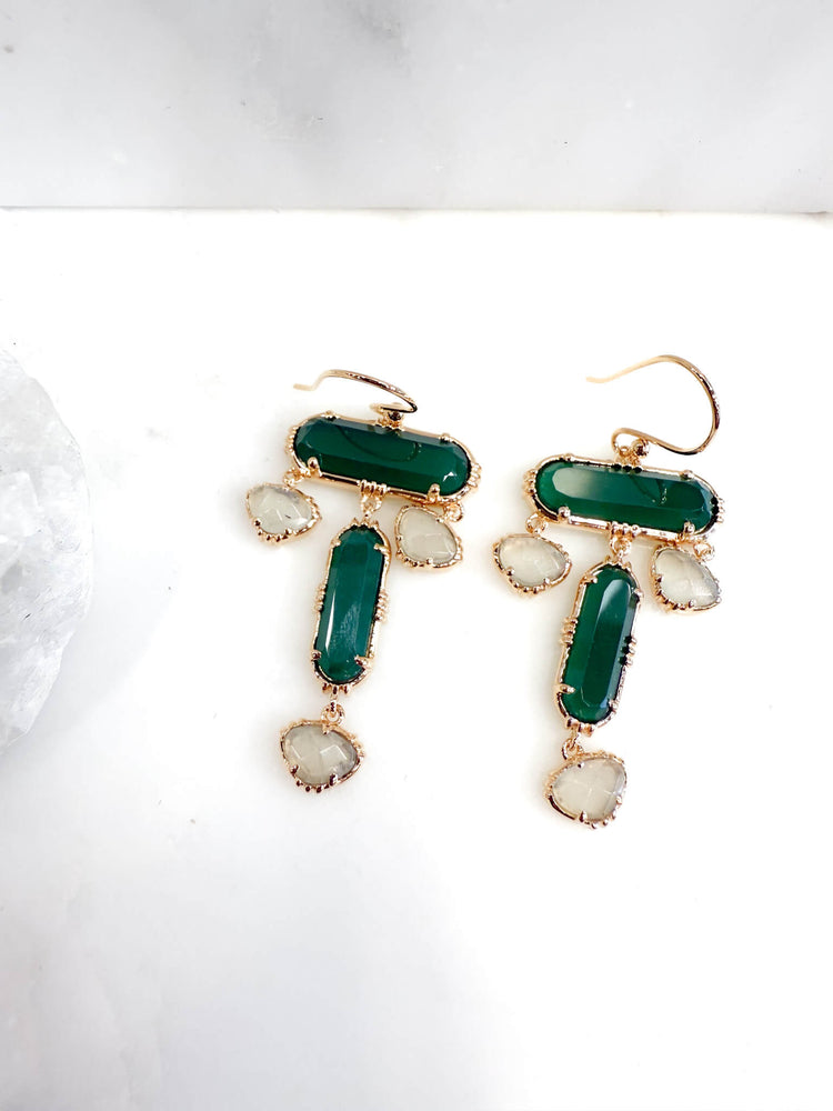 Boucles d'oreilles Chandelier - Onyx verte et Labradorite blanche - bijoux createur - bijoux francais -French design - 小众品牌 - made in France - made in Paris -oucles d’oreilles plaqué or, bijoux pierres naturelles, onyx verte, prehnite, bijoux pendants femme, élégance naturelle, création artisanale