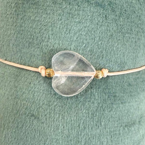 bracelet lien coeur octobre rose quartz rose gustave roussy pierres naturelles plaque or edition solidaire luttons contre le cancer du sein