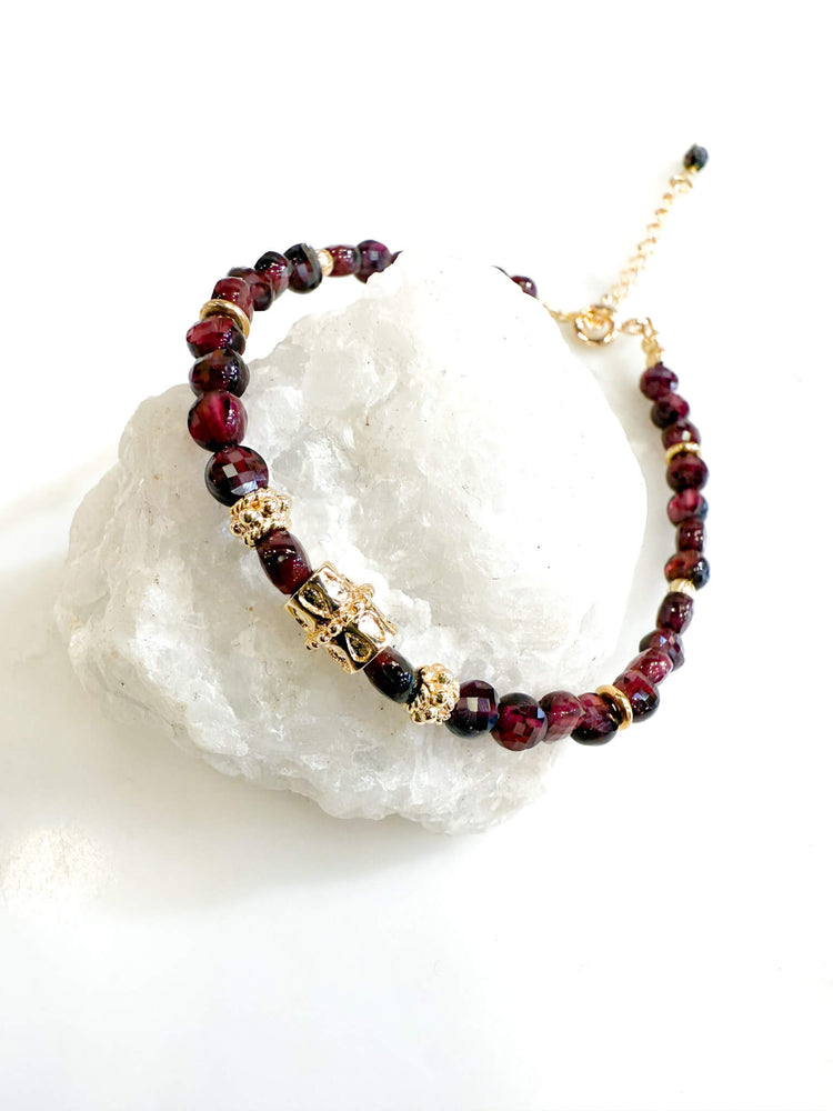 Bracelet pierres et perles naturelles de grenat et plaqué or -  createurs de bijoux francais - French design - 小众品牌 - made in France - made in Paris - BOBART BIJOUX  PARIS MARAIS
