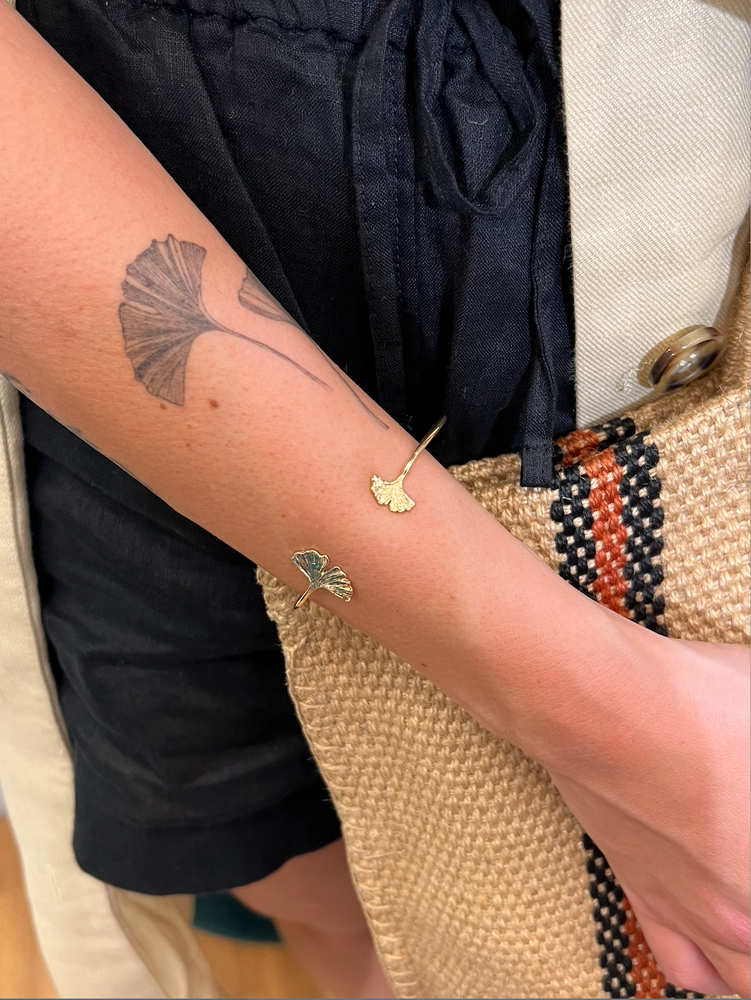 bracelet femme original plaque or bijou original bijou fin intemporelle bijou symbolique longevite nature resistant féminin jonc ginkgo 
