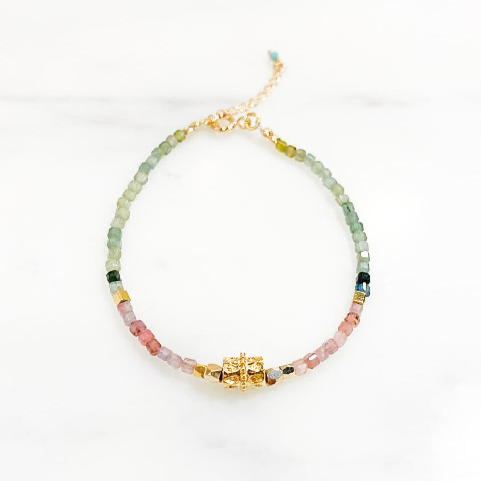 Bracelet Anya tourmalines cubes multicolores plaque or