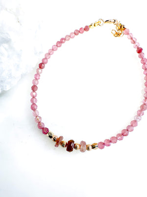 Bracelet perles fines semi précieuses  tourmaline roses et plaqué or - bijoux créateurs