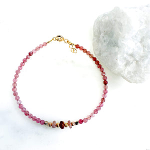 Bracelet perles fines semi précieuses  tourmaline roses et plaqué or 
