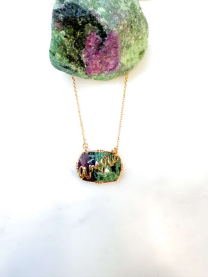 Collier plaque or Amore - au fil de Lo  - rubis zoisite