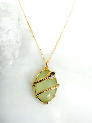 Collier au fil de Lo - serpent enroulé pierre préhnite - collier chaîne plaqué or  bijoux fantaisie