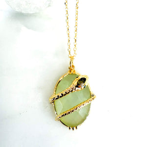 Collier au fil de Lo - arpent enroulé pierre préhniteCollier au fil de Lo - arpent enroulé pierre préhnite - collier chaîne plaqué or 
