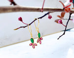 Boucles pendantes fleur verte et rose rubis, bijoux artisanal créateur- bijoux original