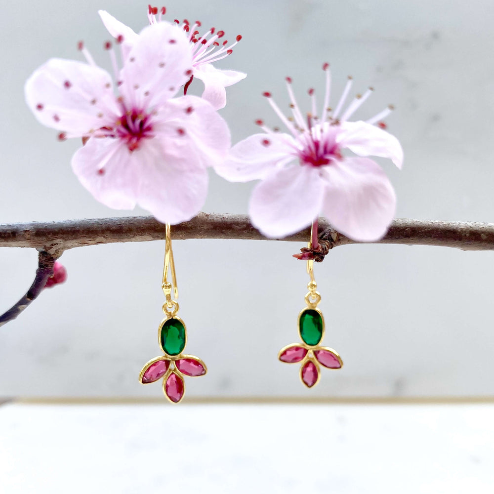 Boucles pendantes fleur verte et rose rubis, bijoux artisanal créateur