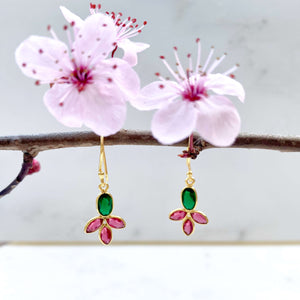 Boucles pendantes fleur verte et rose rubis, bijoux artisanal créateur