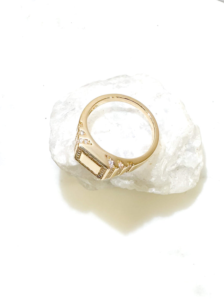 chevalire carre femme -chevalire carre homme bague orignale zirconiums- bague chevalire plaque or zirconiums - bague chevalière plaqué or
	•	chevalière zirconium
	•	bague moderne or jaune
	•	bague petit doigt femme
	•	chevalière femme plaqué or
	•	bague rectangulaire zirco