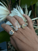 Bague “Lotus Boréal” – Labradorite Blanche  Plaqué Or