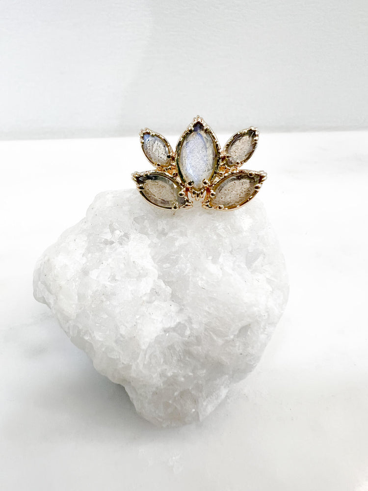 bague plaque or reglable ajustable fleur de lotus pierre de labradorite bijou createur plaque or idee cadeau femme cadeau originale bijou boheme 
