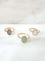 bague femme plaque or pierre aventurine pierre verte claire pierre vert d'eau idee cadeau femme bijou de qualite bijou classique et createur
