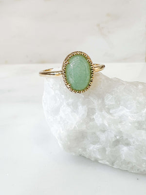 bague femme plaque or pierre aventurine pierre verte claire pierre vert d'eau idee cadeau femme bijou de qualite bijou classique et createur