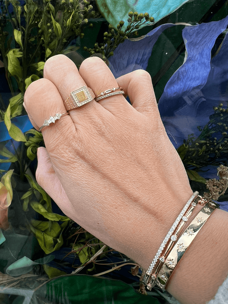 chevalire carre femme -chevalire carre homme bague orignale zirconiums- bague chevalire plaque or zirconiums - bague chevalière plaqué or
	•	chevalière zirconium
	•	bague moderne or jaune
	•	bague petit doigt femme
	•	chevalière femme plaqué or
	•	bague rectangulaire zirco