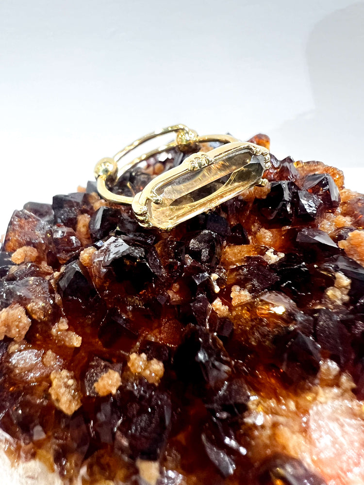 bague-quartz-fumé – bague-plaque-or – bague-reglable – bague-femme – bague-pierre-naturelle – bijou-quartz-fumé – bague-or-jaune – bague-pierre-fine – bague-plaque-or-18-carats – bague-ajustable – bague-tendance-femme – bijou-pierre-naturelle – bague-elegante – bague-minimaliste – bague-artisanale – bague-chic-femme – bague-cadeau-femme – bijou-fait-main – bague-or-et-quartz – bague-cristal-fumé – bague-quartz-fumé-naturel – bague-femme-or – bague-pierre-naturelle-femme – bijou-naturel – bague-or-et-pierre-