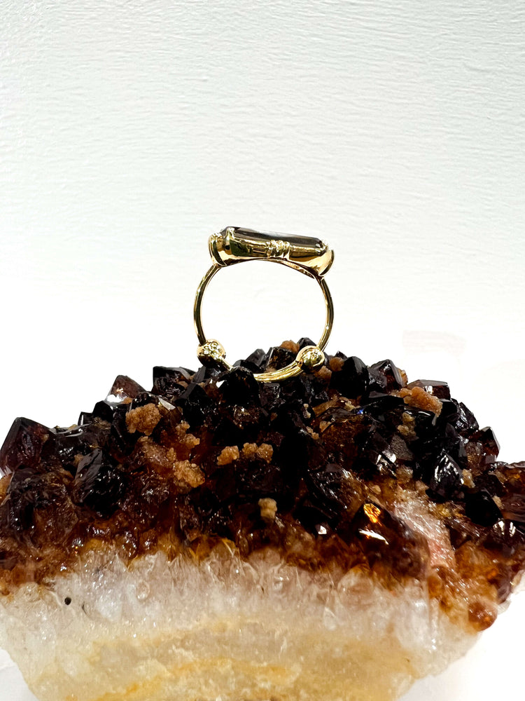 bague-quartz-fumé – bague-plaque-or – bague-reglable – bague-femme – bague-pierre-naturelle – bijou-quartz-fumé – bague-or-jaune – bague-pierre-fine – bague-plaque-or-18-carats – bague-ajustable – bague-tendance-femme – bijou-pierre-naturelle – bague-elegante – bague-minimaliste – bague-artisanale – bague-chic-femme – bague-cadeau-femme – bijou-fait-main – bague-or-et-quartz – bague-cristal-fumé – bague-quartz-fumé-naturel – bague-femme-or – bague-pierre-naturelle-femme – bijou-naturel – bague-or-et-pierre-