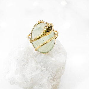 bague serpent prehnite plaque or au fil de lo petit modele bijou createur pierres semies precieuses bague ajustable pierre fines pierres naturelles bijou original quartz fumé bijou statement bijou de qualite