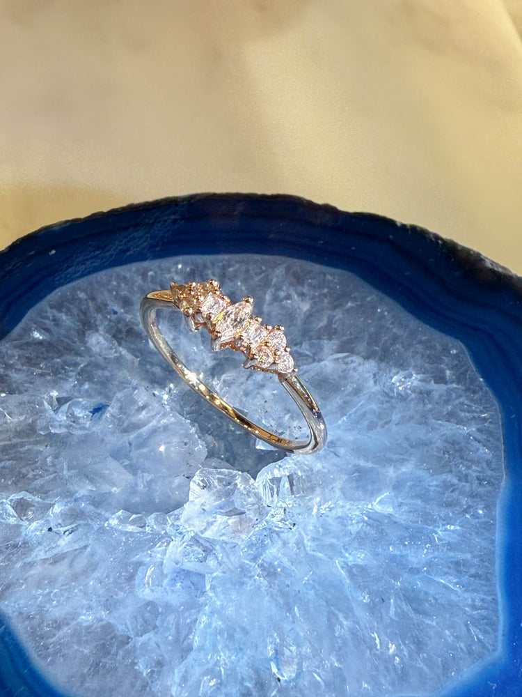 bague plaqué or 5 microns
	•	bague fine zirconiums
	•	bague marquise zirconium
	•	bague élégante femme
	•	bague minimaliste plaqué or
	•	bague délicate zirconiums
	•	bague brillante plaqué or
	•	bijou fin femme
	•	bague tendance or
	•	bijou zirconiums femme