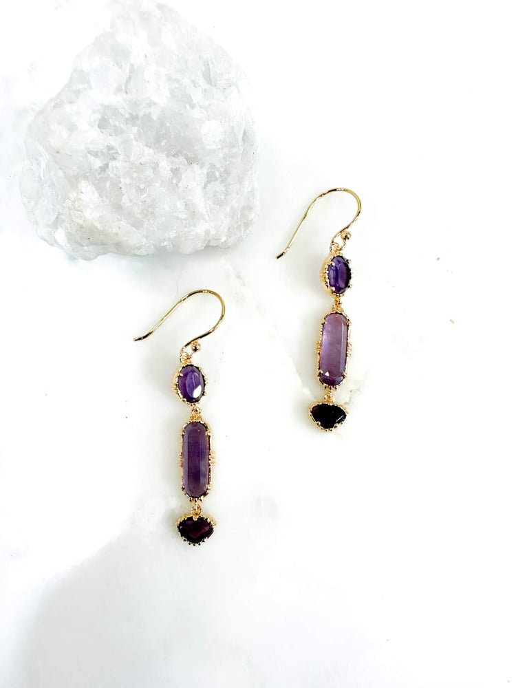 boucles pendantes amethystes 3 pierres- bijou creteur- boucles d'oreilles femme pierres naturelles- pierres semies précieuses- améthyste- plaque or- bijou artisanal-bijoux fait main - bijou de qualité- idee cadeau femme-