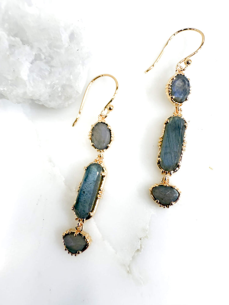 Bijoux artisanaux en plaqué or et labradorite. Pierres naturelles protectrices et éclat mystique pour un style boho chic.
boucles-d-oreilles-labradorite - boucles-d-oreilles-pendantes - boucles-d-oreilles-plaque-or - bijoux-labradorite - boucles-d-oreilles-fines - boucles-d-oreilles-boheme - boucles-d-oreilles-artisanales - bijoux-artisanaux - bijoux-faits-main - bijoux-boheme-chic - boucles-d-oreilles-dorees - boucles-d-oreilles-naturelles - pierre-naturelle - bijou-pierre-naturelle - bijoux-energie - bouc
