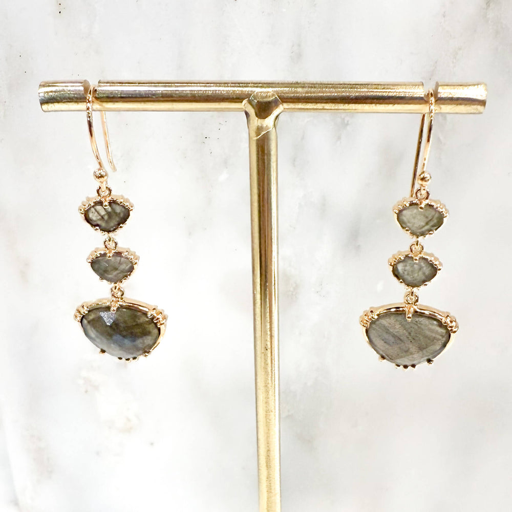 boucles d’oreilles labradorite, boucles d’oreilles plaqué or, bijou artisanal français, bijoux pierre naturelle, création française, boucles d’oreilles pendantes élégantes, bijou fait main France, 3 pierres