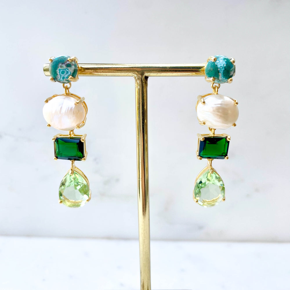 Boucles d'oreilles pendantes nacre et pierres vertes , bijoux créateur, turquoise africaine, nacre, tourmaline, peridot