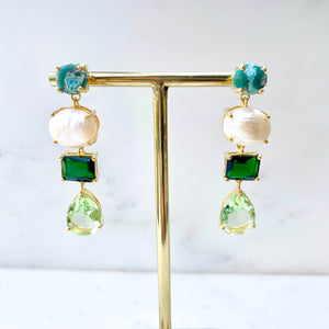 Boucles d'oreilles pendantes nacre et pierres vertes , bijoux créateur, turquoise africaine, nacre, tourmaline, peridot