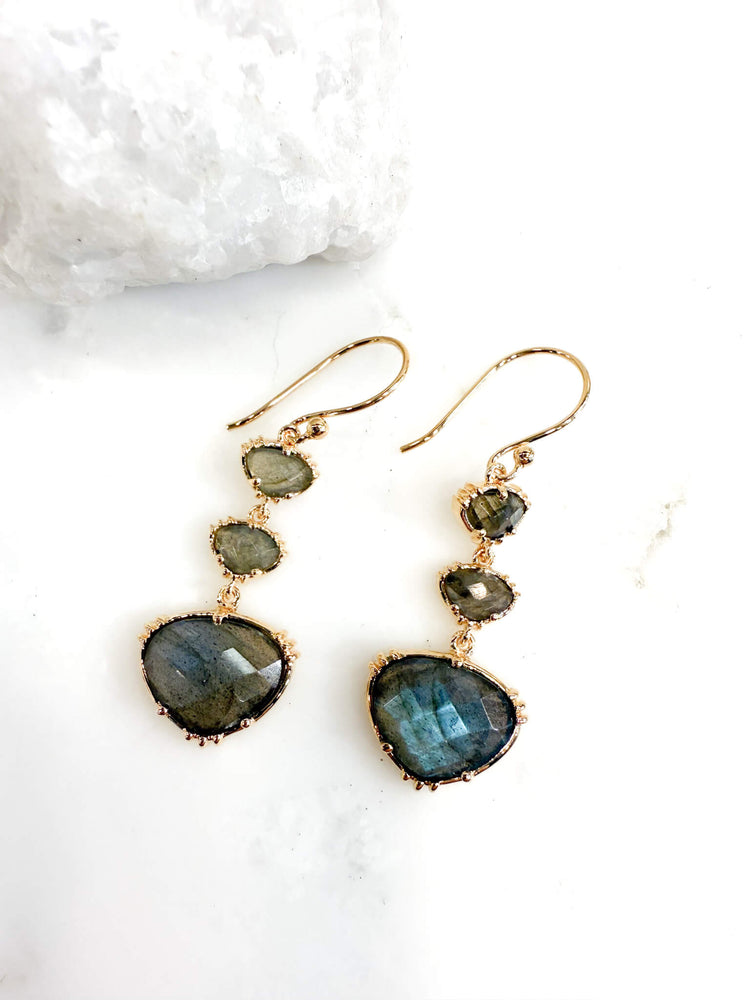 boucles d’oreilles labradorite, boucles d’oreilles plaqué or, bijou artisanal français, bijoux pierre naturelle, création française, boucles d’oreilles pendantes élégantes, bijou fait main France, 3 pierres