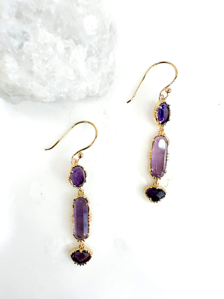 boucles pendantes amethystes 3 pierres- bijou creteur- boucles d'oreilles femme pierres naturelles- pierres semies précieuses- améthyste- plaque or- bijou artisanal-bijoux fait main - bijou de qualité- idee cadeau femme-