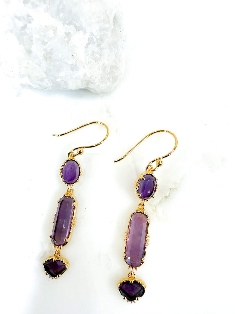 boucles pendantes amethystes 3 pierres- bijou creteur- boucles d'oreilles femme pierres naturelles- pierres semies précieuses- améthyste- plaque or- bijou artisanal-bijoux fait main - bijou de qualité- idee cadeau femme-