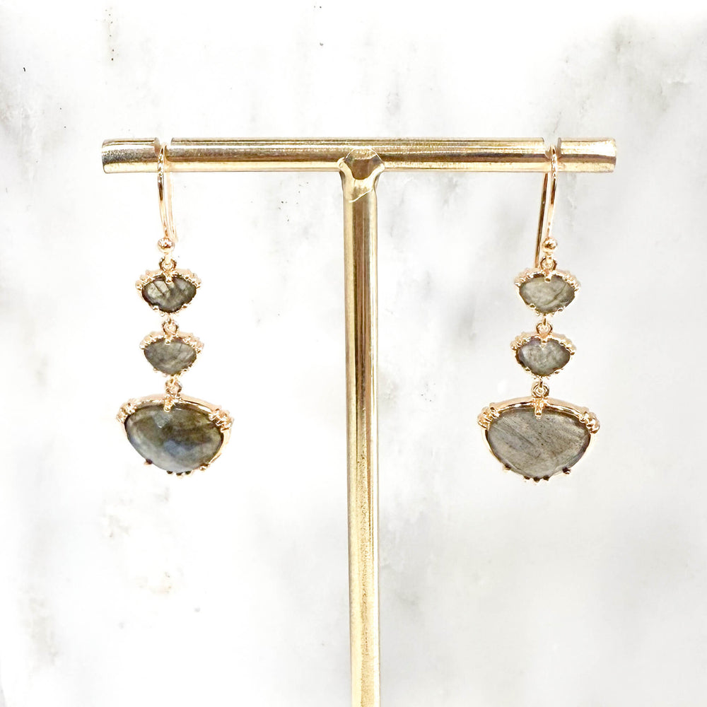 boucles d’oreilles labradorite, boucles d’oreilles plaqué or, bijou artisanal français, bijoux pierre naturelle, création française, boucles d’oreilles pendantes élégantes, bijou fait main France, boucles d'oreilles femme, boucles cadeaux femme, au fil de lo,