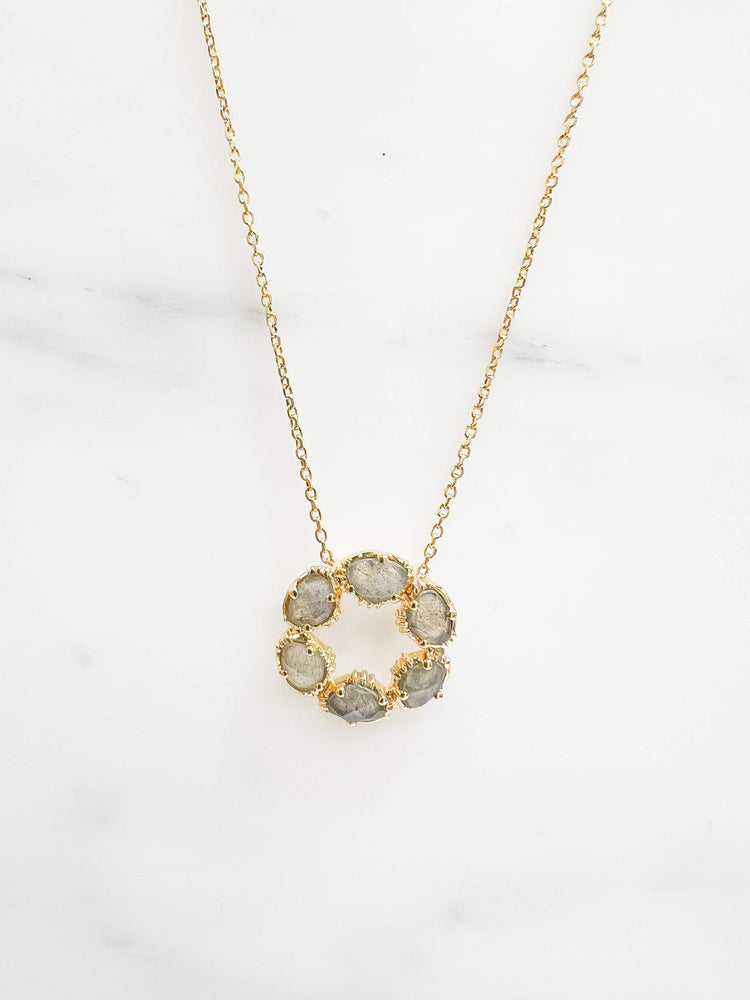 collier cercle rond entourée de pierres semies precieuses labradorite plaque or bijou createur bijoux français
