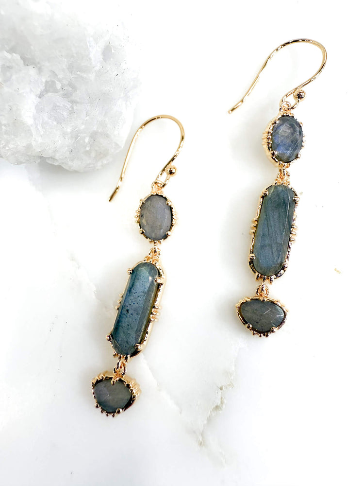 Bijoux artisanaux en plaqué or et labradorite. Pierres naturelles protectrices et éclat mystique pour un style boho chic.
boucles-d-oreilles-labradorite - boucles-d-oreilles-pendantes - boucles-d-oreilles-plaque-or - bijoux-labradorite - boucles-d-oreilles-fines - boucles-d-oreilles-boheme - boucles-d-oreilles-artisanales - bijoux-artisanaux - bijoux-faits-main - bijoux-boheme-chic - boucles-d-oreilles-dorees - boucles-d-oreilles-naturelles - pierre-naturelle - bijou-pierre-naturelle - bijoux-energie - bouc