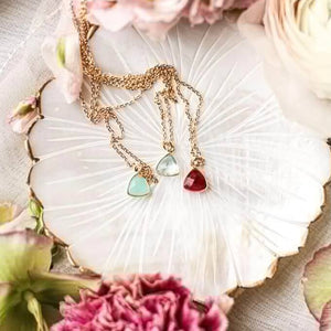 Collier plaqué or pendentif pierre triangulaire 