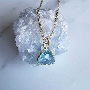 Collier plaqué or pierre triangulaire 