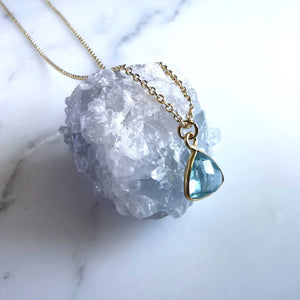 Collier plaqué or pendentif pierre triangulaire