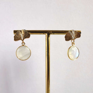Boucles d'oreilles ginkgo plaquée or pierre de lune