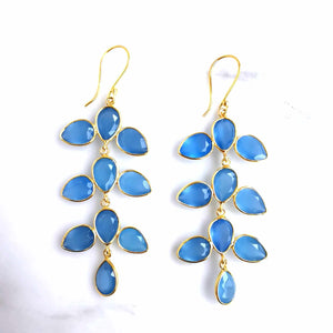 Boucles d'oreilles feuilles pierres calcedoine bleu